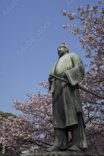 和気清麻呂像と桜　