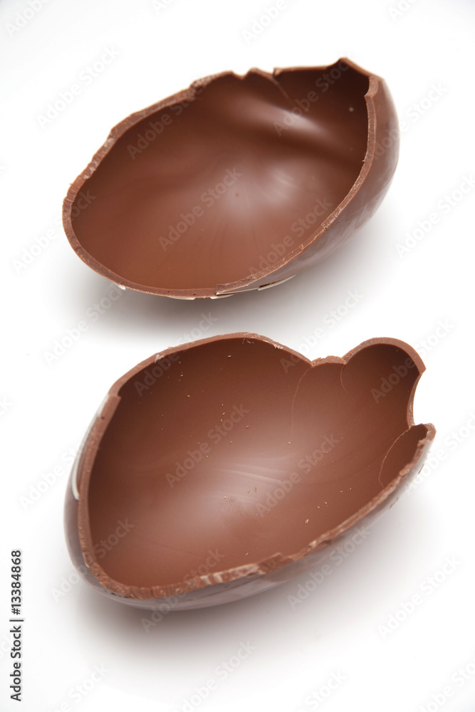 Obraz premium Chocolate easter egg isolated on a white studio background.