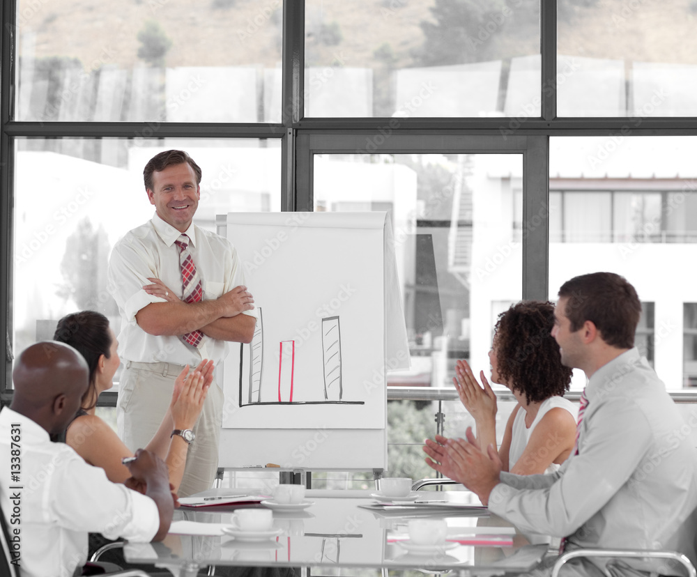 Obraz premium Senior Business man giving a presentation