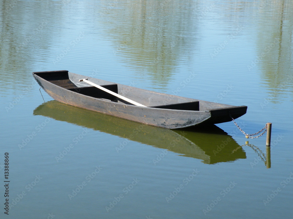 Holzboot auf einem stillen See Stock Photo | Adobe Stock