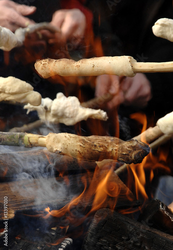 Stockbrot über Lagerfeuer photo