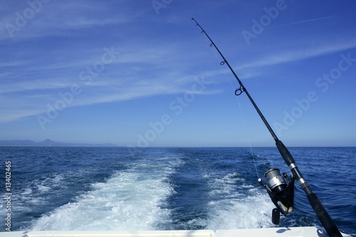 Photographie Fishing rod and reel on boat, fishing in blue ocean