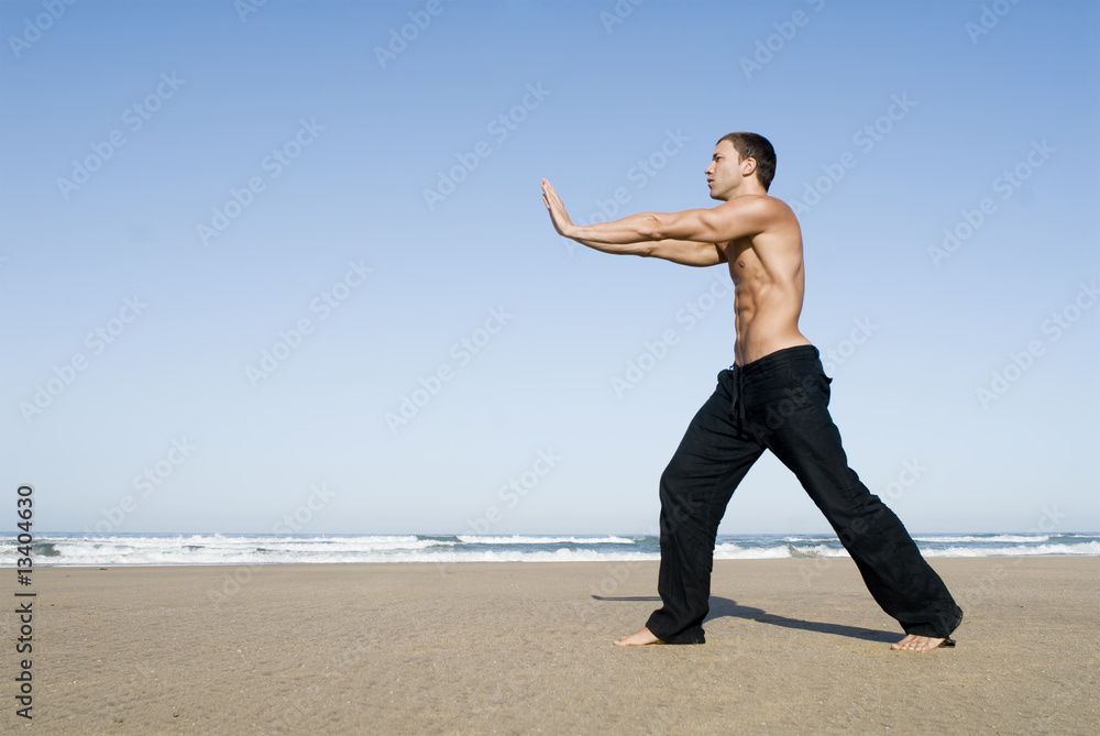 Mann meditiert am Strand