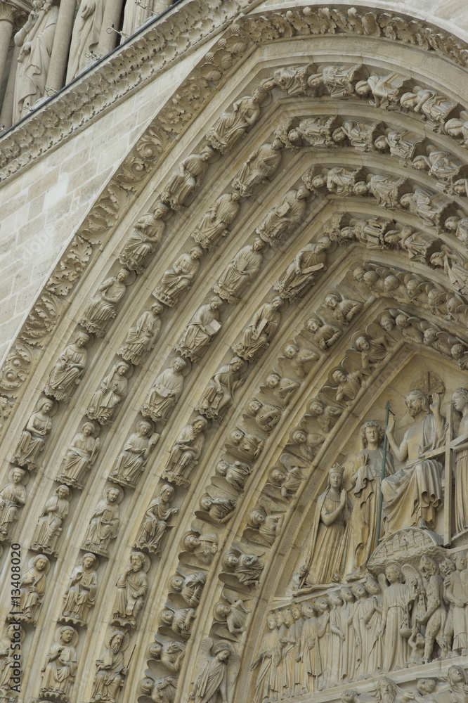 tympan gothique de la cathédrale Notre Dame à Paris