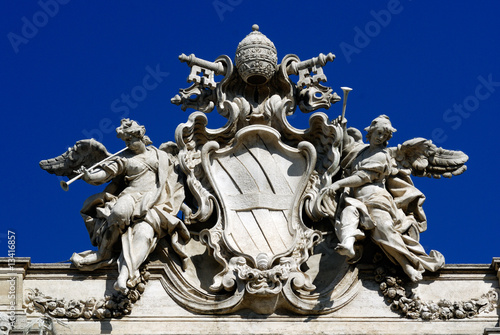 stemma del papa Clemente XII sulla fontana di Trevi a Roma