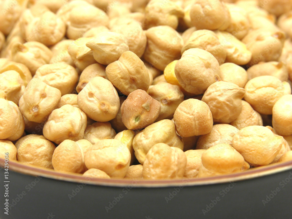 Eine Keramikschale mit Kichererbsen Eine Keramikschale mit Kichererbsen