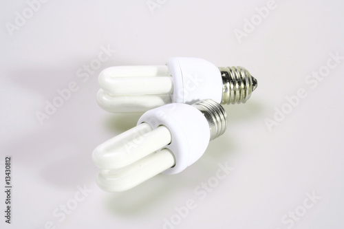 Duas lâmpadas de baixo consumo isoladas no fundo branco