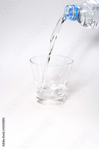Vertendo água para o copo