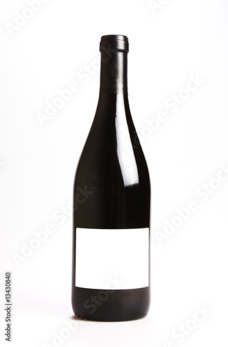 Garrafa de vinho tinto isolada no fundo branco