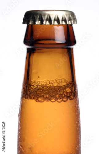 Close-up de uma garafa de cerveja isolada no fundo branco