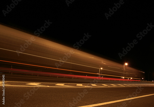 Camião em alta velocidade na auto-estrada