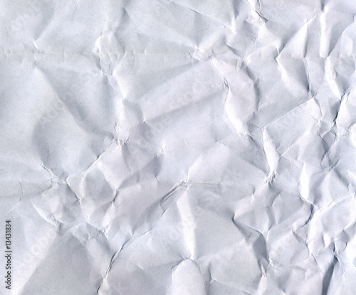 Feuille de papier blanc froissé.