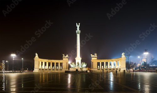 The Heroes square in Budapest © Posztós János