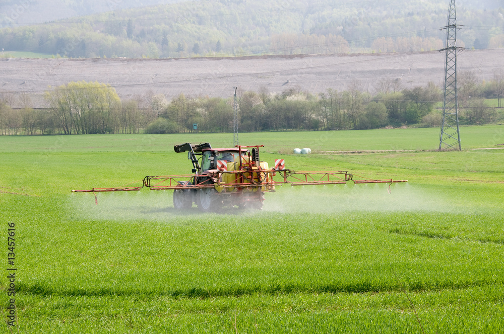 Obraz premium Traktor mit Feldspritze