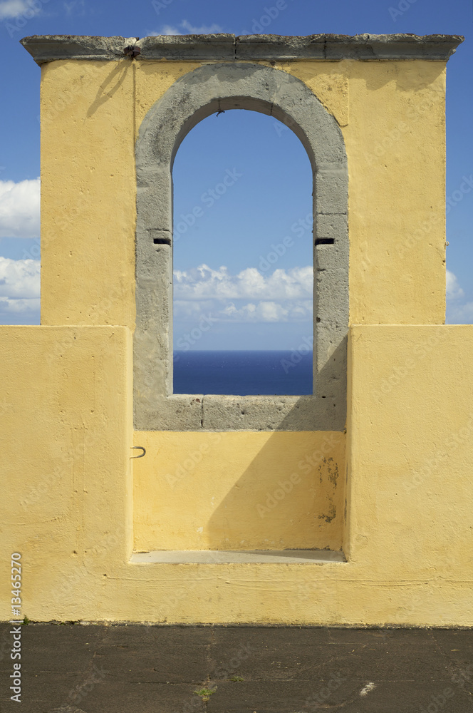 Obraz premium window castle overlooking the sea