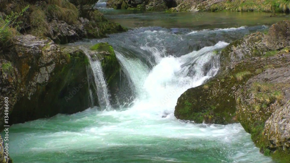 wasserfall in einer schlucht