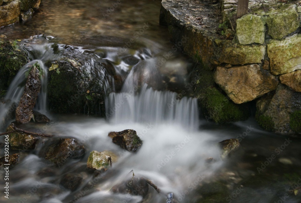 L'acqua. Una cascata nel lago di posta Fibreno L'acqua. Una cascata nel lago di posta Fibreno