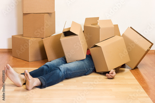 Εκτύπωση καμβά Man covered in cardboard boxes - moving concept