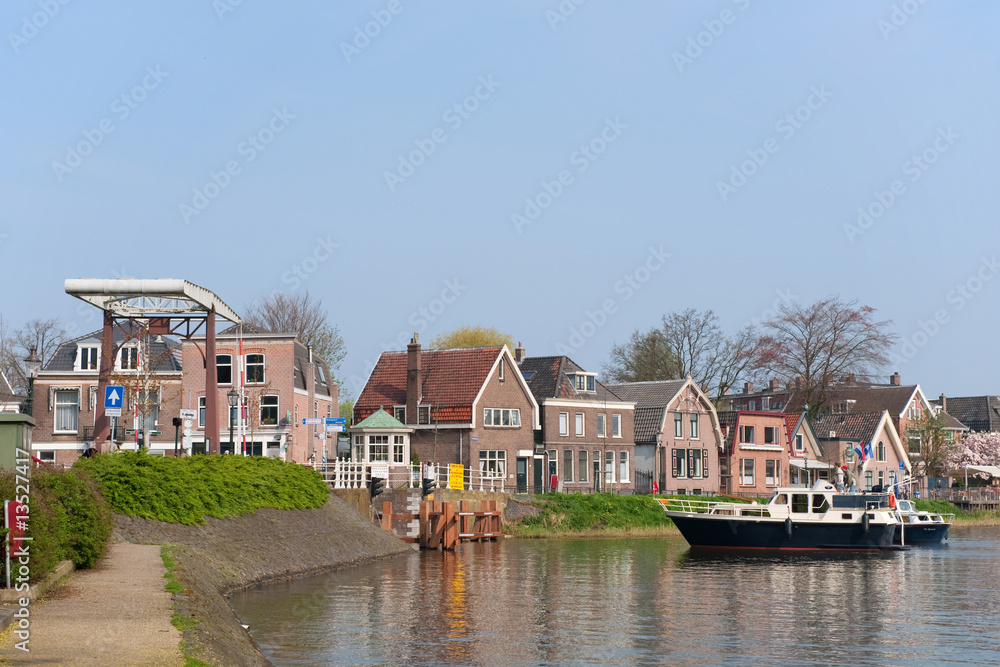 Obraz premium Waiting for the bridge