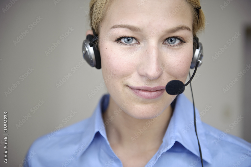 frau telefoniert mit headset in büro frau telefoniert mit headset in büro