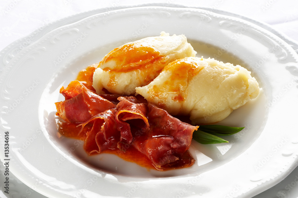 Baked prosciutto with potato puree and tomato sauce