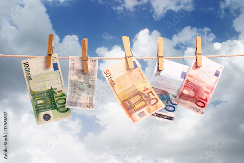 Dinero sobre fondo de nubes