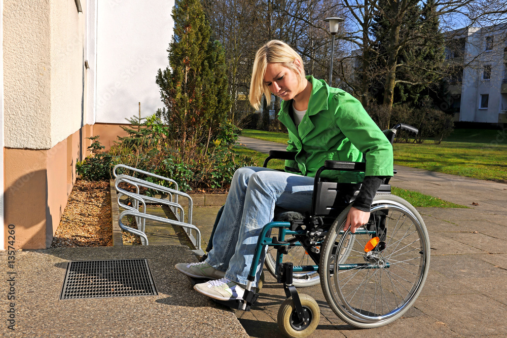 Junge Frau im Rollstuhl hat Probleme Junge Frau im Rollstuhl hat Probleme