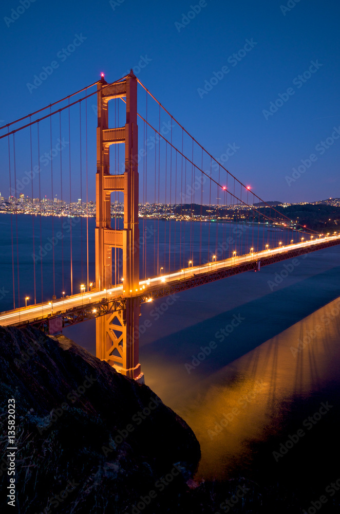 Fototapeta premium Golden Gate Bridge at night in San Francisco
