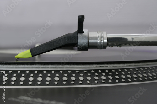 Fotografi DJ turntable needle in close-up, sideview