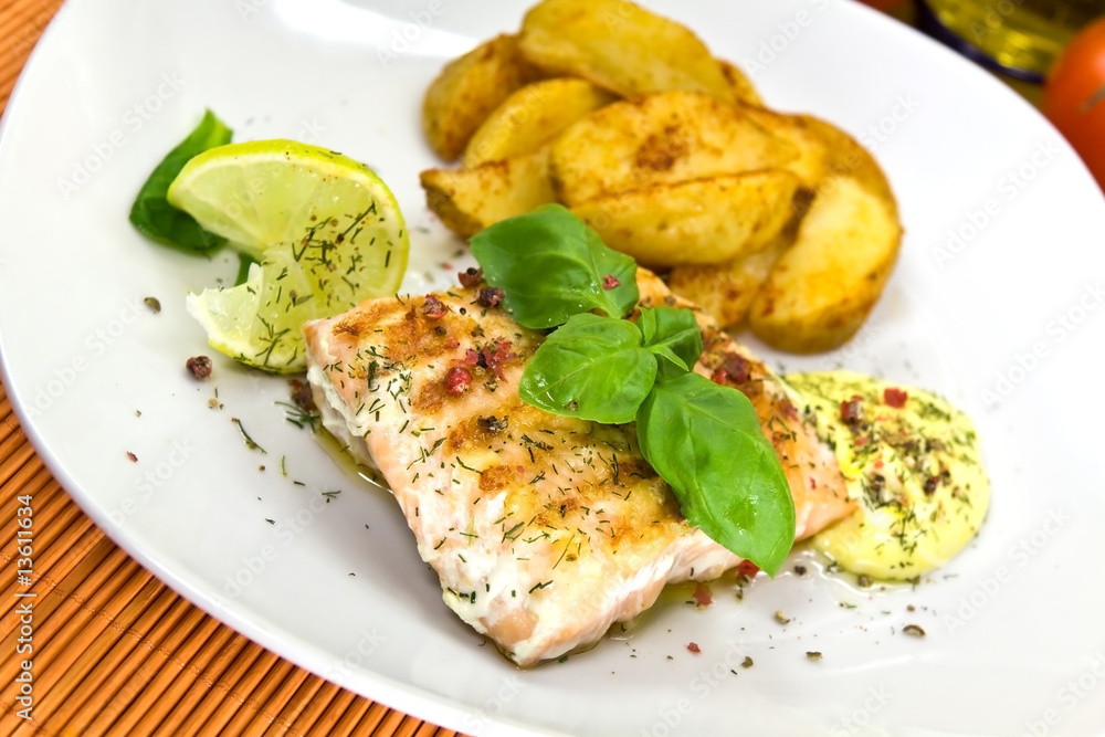 Lachs - gegrillt mit Salat und Rot-Kartoffeln;Wein Lachs - gegrillt mit Salat und Rot-Kartoffeln;Wein