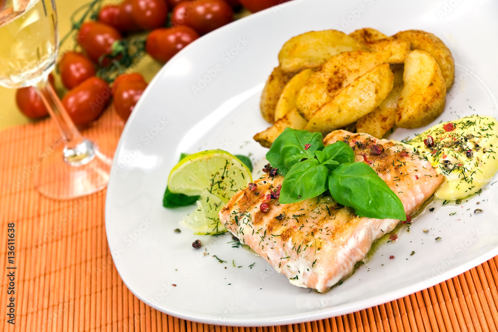 Lachs - gegrillt mit Salat und Rot-Kartoffeln;Wein Lachs - gegrillt mit Salat und Rot-Kartoffeln;Wein