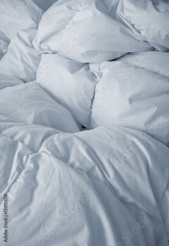 Cuadro en lienzo ropa de cama blanca (virada a azul)
