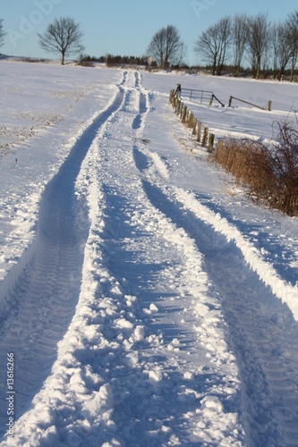 Fahrspur im Schnee