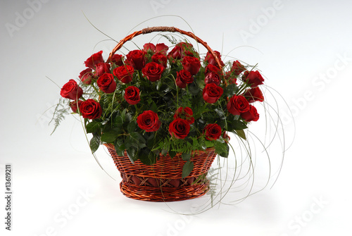 Obraz na płótnie kosz róż, basket of roses w salonie