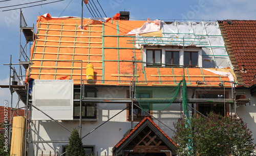 Dachdecker Ziegel Wärmedämmung Gerüst am Haus