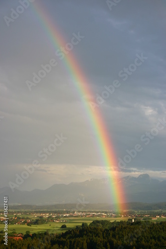 Regenbogen vor Alpenrand