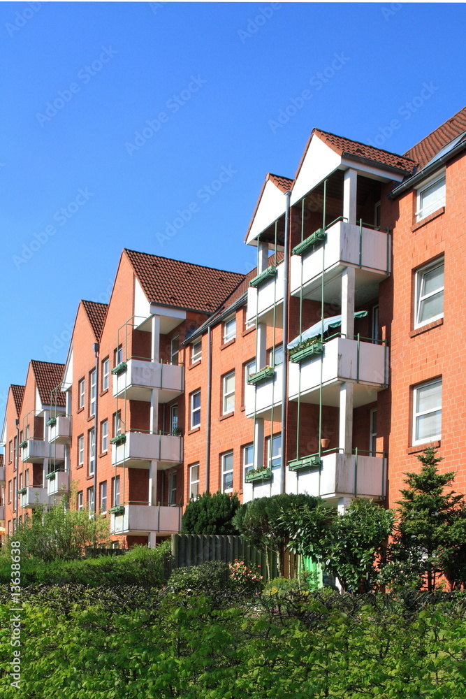 Wohnhaus, Rasen, Balkone, Hausfassade, Kiel, Deutschland Wohnhaus, Rasen, Balkone, Hausfassade, Kiel, Deutschland