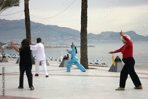 practicando taichi en la playa