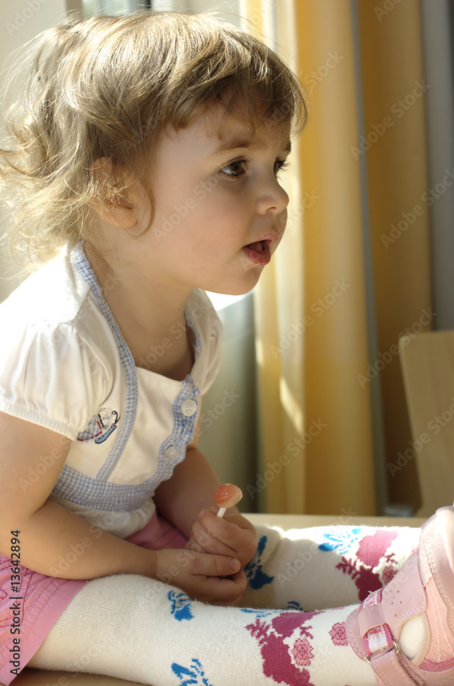 kleinkind mit lutscher