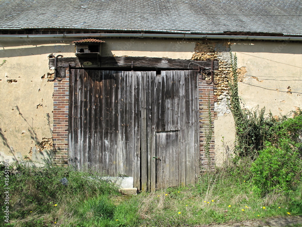 Vielle porte de grange en bois. Photos | Adobe Stock