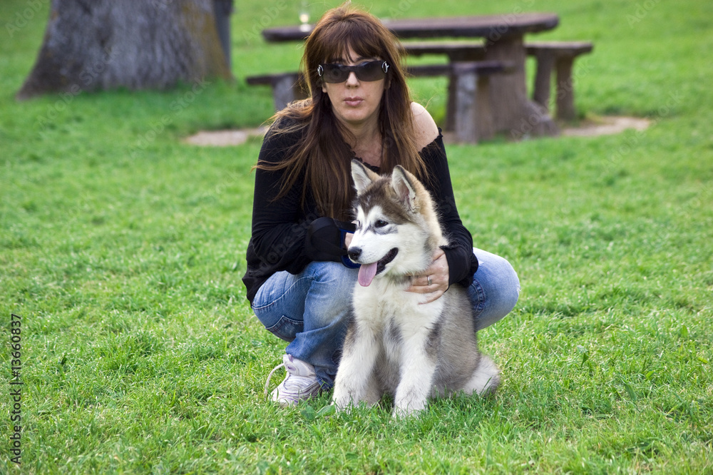 Obraz premium Ragazza con Husky Malamute