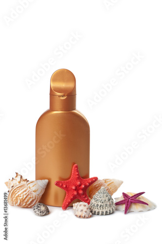Fotografie suntan lotion and sea shells isolated