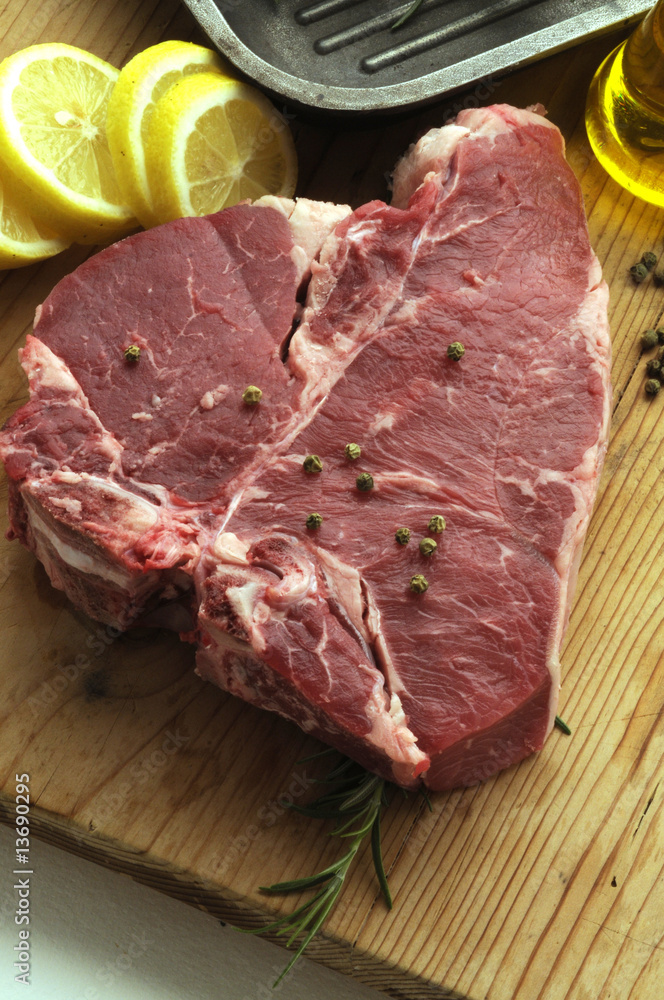 Bistecca fiorentina cruda - Piatti tipici della toscana Bistecca fiorentina cruda - Piatti tipici della toscana