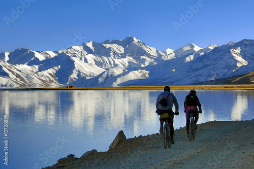 Biking in Ladakh © Marco Gabbin