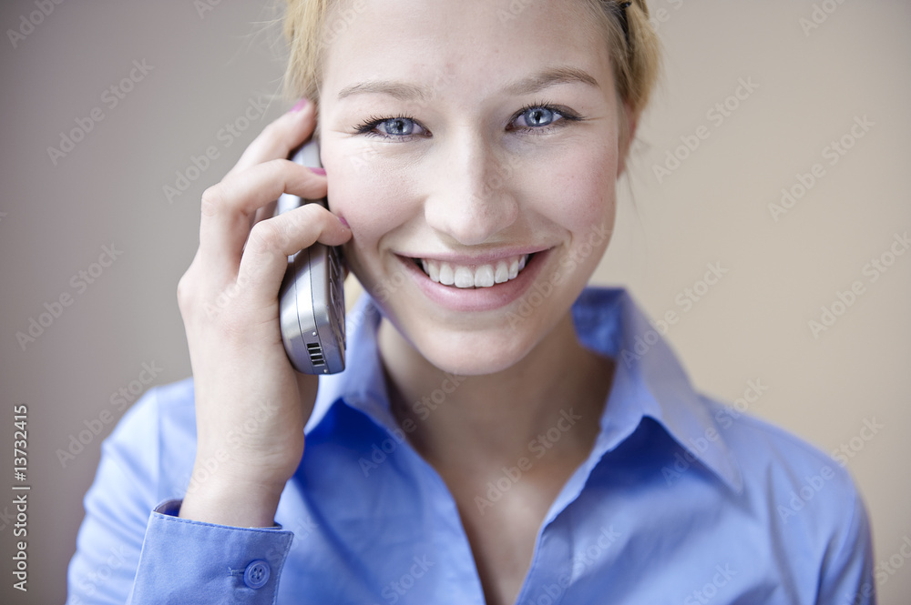 blonde frau schaut freundlich und telefoniert blonde frau schaut freundlich und telefoniert