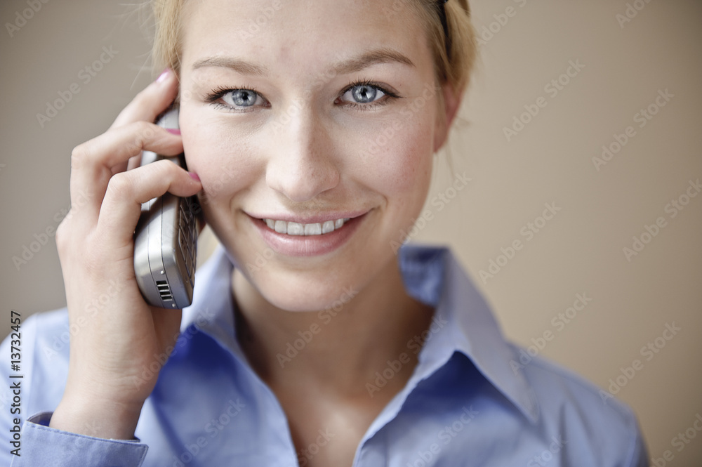 blonde frau schaut freundlich und telefoniert blonde frau schaut freundlich und telefoniert