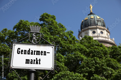 Valokuvatapetti Gendarmenmarkt Signpost and Dome