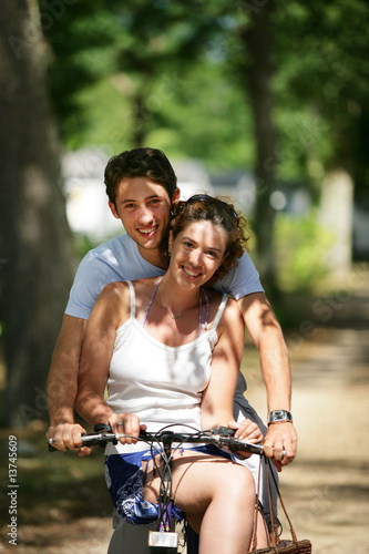 portrait de couple à bicyclette