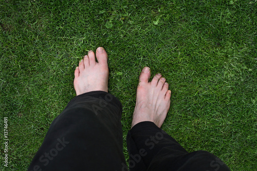 stopy na trawie