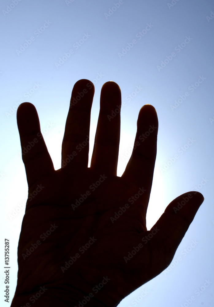 silhouette de main en contre jour